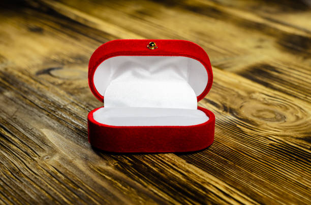 caixa de joias vermelhas na mesa de madeira - day gem ring open - fotografias e filmes do acervo