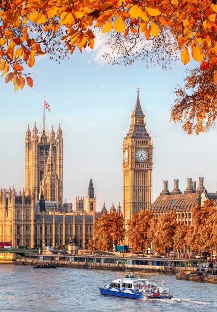 биг-бен с осенними листьями в лондоне, англия, великобритания - london england uk travel big ben стоковые фото и изображения