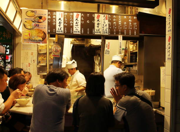 tokyo, japonya - 2 ağustos, 2017: yerel insanlar karışık bir kaç turist shinjuku yakitori yokocho sokak, shinjuku iş merkezlerinin ortasında bulunmak küçük bir gizli caddesi yemek - yakitori stok fotoğraflar ve resimler