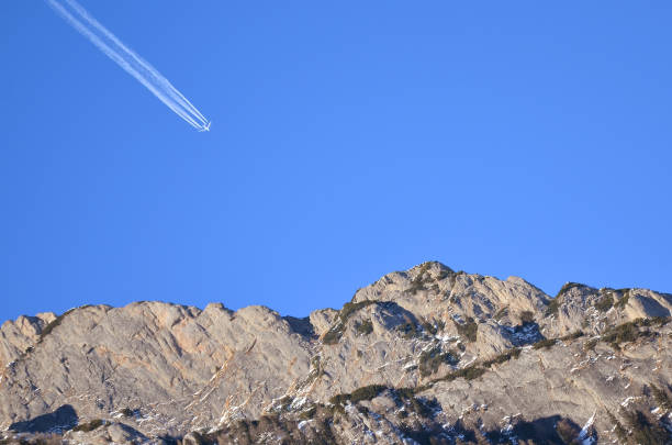 rastro de condensación cordillera alpina - clear sky diagonal snow winter fotografías e imágenes de stock