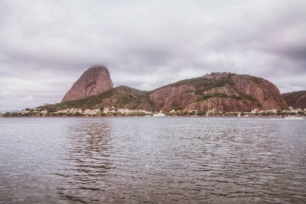 baía de guanabara no rio de janeiro - brazil sea nautical vessel urca - fotografias e filmes do acervo