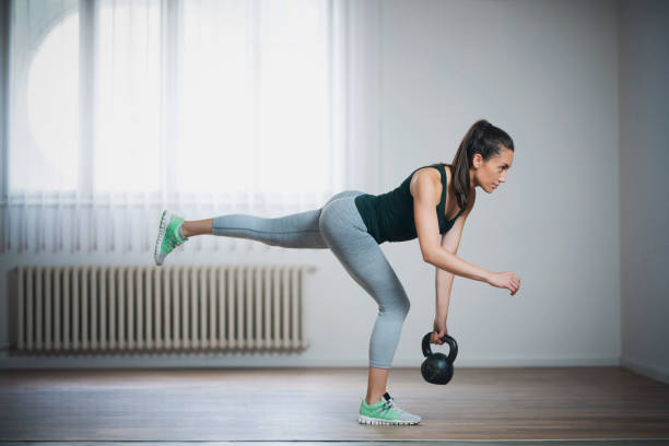 tonatura del corpo - kettle bell sport women muscular build foto e immagini stock