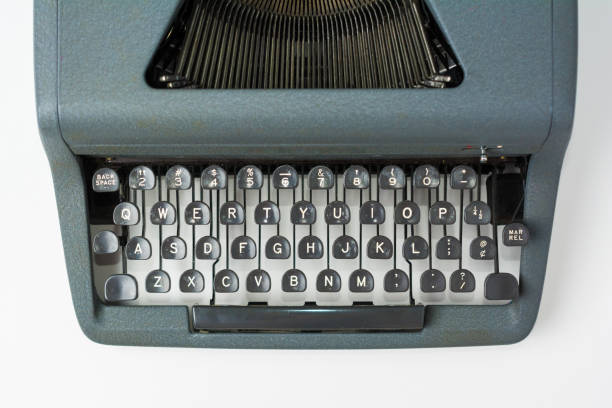 白い背景の上のアンティークのタイプライターはキーでクローズ アップ - typebar typewriter key 1940s style typewriter ストックフォトと画像