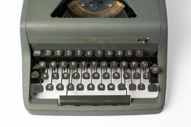 アンティークの白い背景の視点にタイプライター キーのアップを閉じる - typebar typewriter key 1940s style typewriter ストックフォトと画像