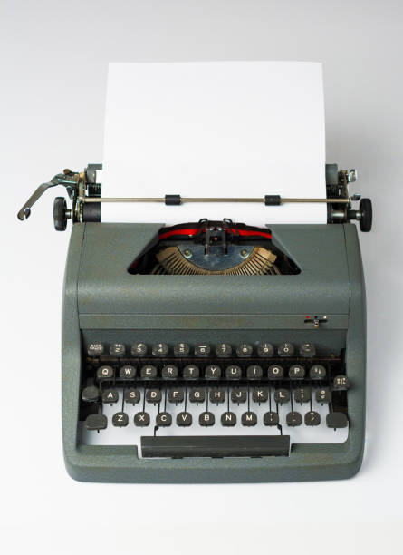 視点で紙で白い背景の旧式なタイプライター - typebar typewriter key 1940s style typewriter ストックフォトと画像