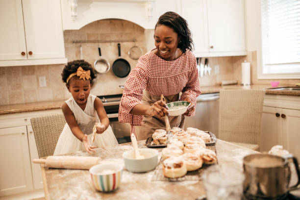 mamma och barn bakning tillsammans - cinnamon buns people bildbanksfoton och bilder