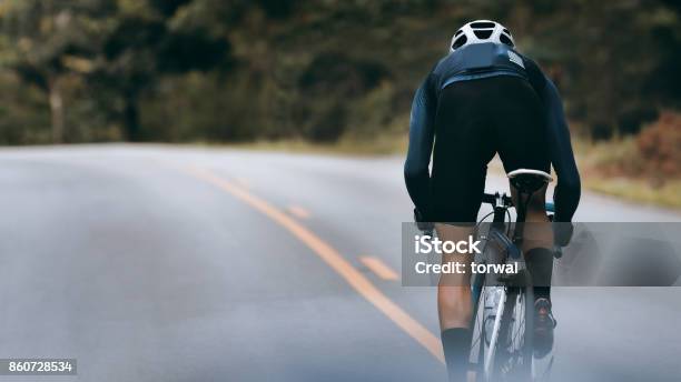 Photo libre de droit de Cycliste Augmenter Sa Vitesse De Sprint banque d'images et plus d'images libres de droit de Faire du vélo - Faire du vélo, Vélo, Route