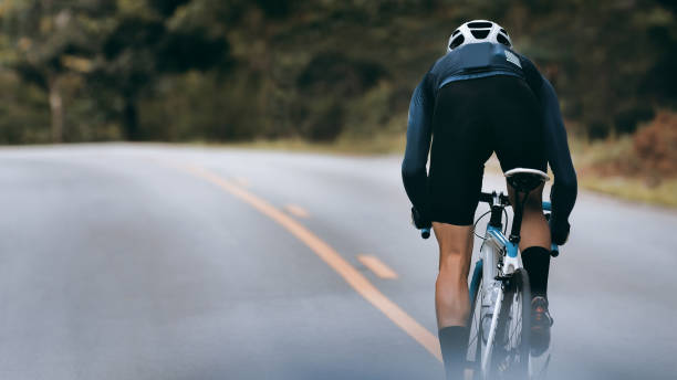 サイクリストは、スプリントによって速��度を上げます。 - cycling shorts ストックフォトと画像