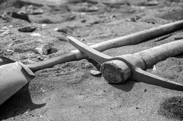 istock Pick and Shovel Black and White 860731722