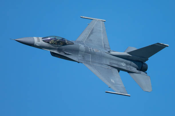 f-16 fighting falcon si avvicina a una vista ravvicinata molto insolita - fighter plane foto e immagini stock
