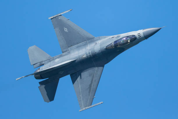 istock F-16 Fighting Falcon in a very close top view 860746512