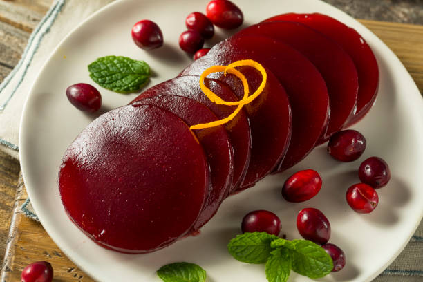 сладкий консервированный клюквенный соус - cranberry sauce стоковые фото и изображения