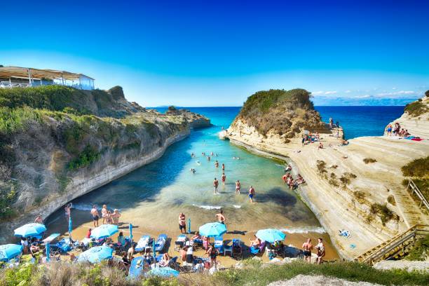 canal d ' amour in sidari - korfu in griechenland - stone nature eroded cliff stock-fotos und bilder