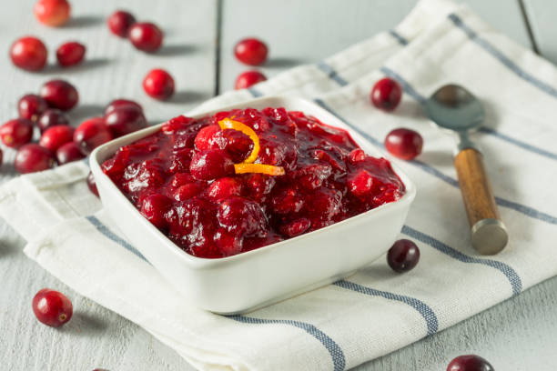 salsa dulce de arándanos casera - jellied cranberries fotos fotografías e imágenes de stock
