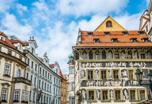 antica piazza del centro storico e il municipio. l'attrazione turistica di praga - hradcany castle prague czech republic spring foto e immagini stock