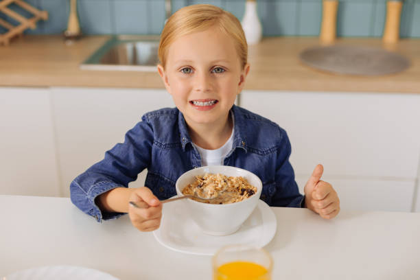 fröhliche mädchen essen gesundes frühstück - smart casual occupation casual healthy eating stock-fotos und bilder