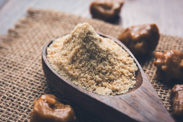 asafoetida cake and powder or hing or heeng - mortar and pestle condiment isolated food imagens e fotografias de stock