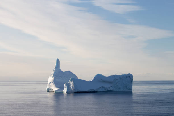 айсберг на закате в проливе герлаш - glacier antarctica crevasse ice стоковые фото и изображения