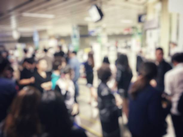 blurred image of asian people on the queue line on rush hour waiting for train subway station. Stay in the crowd cause stress in everyday life and jeopardize people health. Transport concept imagen borrosa de asiatico en la línea de cola en hora punta a la espera de la estación de metro tren. estancia en el estrés de causa de la multitud en la vida cotidiana y poner en peligro la salud de las personas. concepto de transporte