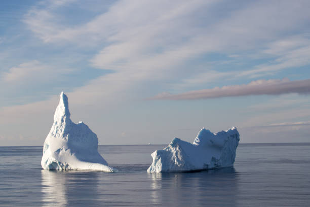 iceberg au coucher du soleil dans le détroit de gerlache - glacier antarctica crevasse ice photos et images de collection