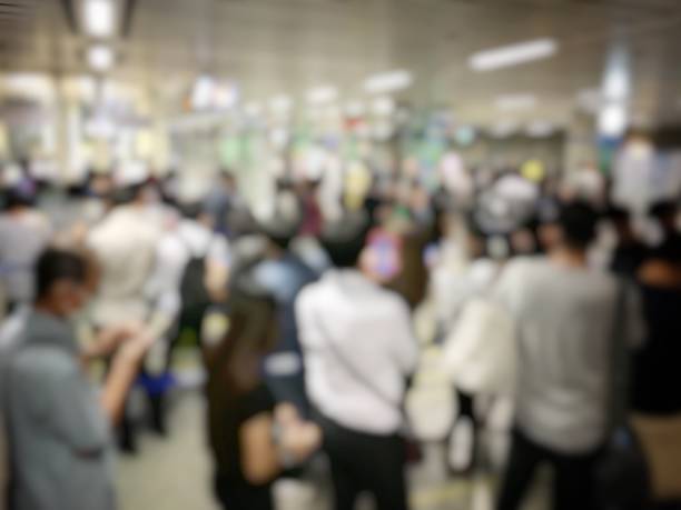 blurred image of asian people on the queue line on rush hour waiting for train subway station. Stay in the crowd cause stress in everyday life and jeopardize people health. Transport concept imagen borrosa de asiatico en la línea de cola en hora punta a la espera de la estación de metro tren. estancia en el estrés de causa de la multitud en la vida cotidiana y poner en peligro la salud de las personas. concepto de transporte