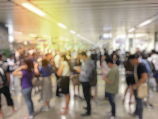 blurred image of asian people on the queue line on rush hour waiting for train subway station. Stay in the crowd cause stress in everyday life and jeopardize people health. Transport concept imagen borrosa de asiatico en la línea de cola en hora punta a la espera de la estación de metro tren. estancia en el estrés de causa de la multitud en la vida cotidiana y poner en peligro la salud de las personas. concepto de transporte