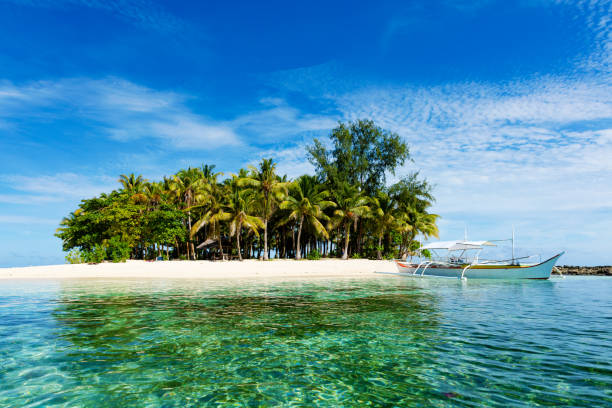 isola guyam tropicale con barche da pesca tradizionali, siargao - nautical vessel philippines mindanao palawan foto e immagini stock