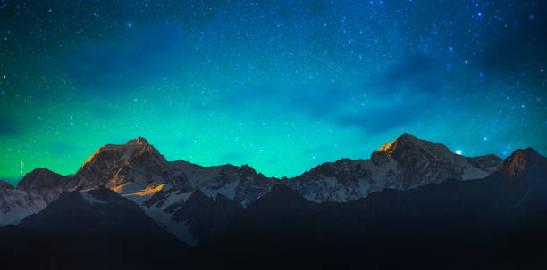 новая зеландия живописный горный пейзаж на горе кук молочный путь - lake night winter sky стоковые фото и изображения