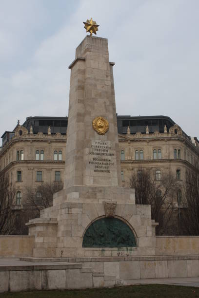 memorial de wwii para el ejército rojo soviético en la plaza de la libertad en budapest, hungría - liberation monument budapest hungary monument fotografías e imágenes de stock