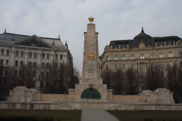 memorial de wwii para el ejército rojo soviético en la plaza de la libertad en budapest, hungría - liberation monument budapest hungary monument fotografías e imágenes de stock