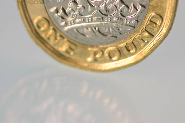 nuove monete in sterline - one pound coin british coin old uk foto e immagini stock