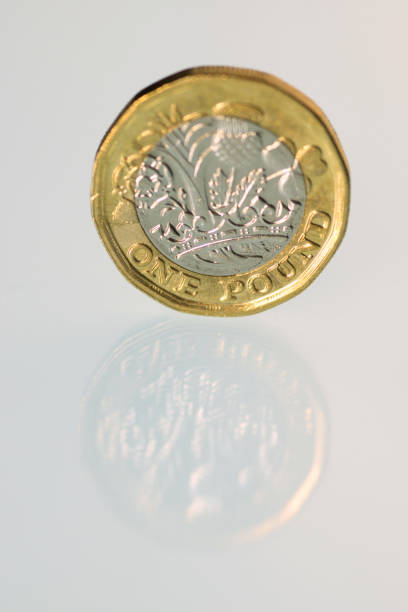 nuove monete in sterline - one pound coin british coin old uk foto e immagini stock