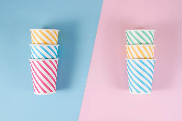 소프트 블루 핑크 배경에 종이 컵 - disposable cup cup stack blue 뉴스 사진 이미지