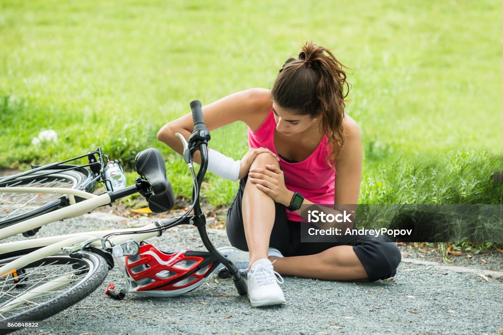 Joven cayó de la bicicleta - Foto de stock de Andar en bicicleta libre de derechos