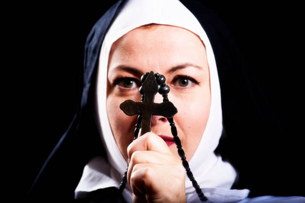 freira detém um crucifixo na frente da cara dela - saint therese church - fotografias e filmes do acervo