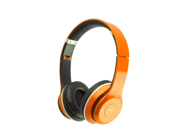 auriculares naranja aislados sobre fondo blanco - orange white audio fotografías e imágenes de stock