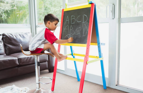 me encanta estudiar en casa. - teaching blackboard preschool alphabetical order fotografías e imágenes de stock