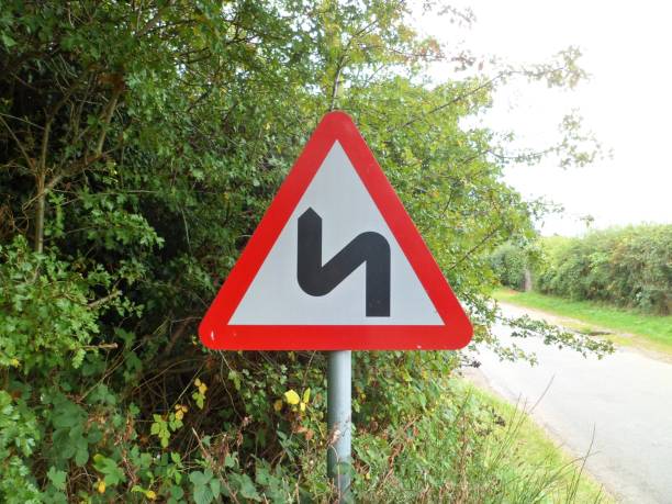 straße verkehr gefahr warnzeichen "doppelte biegung erste nach links" - double bend sign fotos stock-fotos und bilder