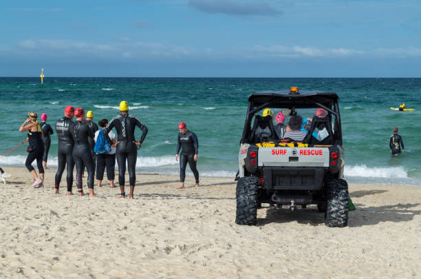 veicolo life saving club che pattuglia edithvale beach a melbourne - edithvale foto e immagini stock