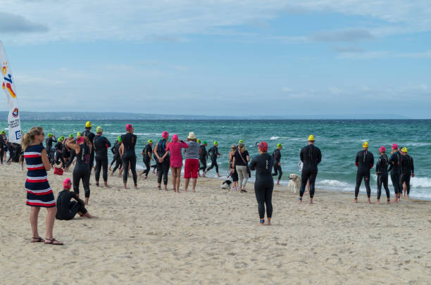 personnes debout sur la plage de edithvale à melbourne, australie - edithvale photos et images de collection