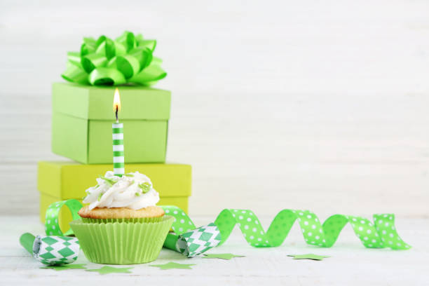 cupcakes de cumpleaños - ribbon nobody cupcake celebration fotografías e imágenes de stock