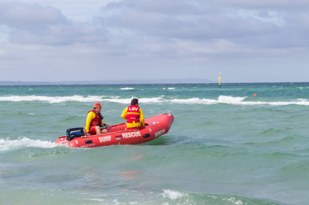 véhicule de life saving club alors qu’ils patrouillaient edithvale beach à melbourne - edithvale photos et images de collection