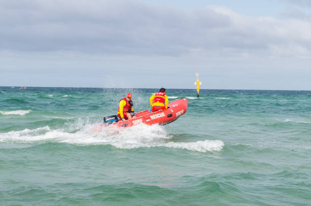 véhicule de life saving club alors qu’ils patrouillaient edithvale beach à melbourne - edithvale photos et images de collection