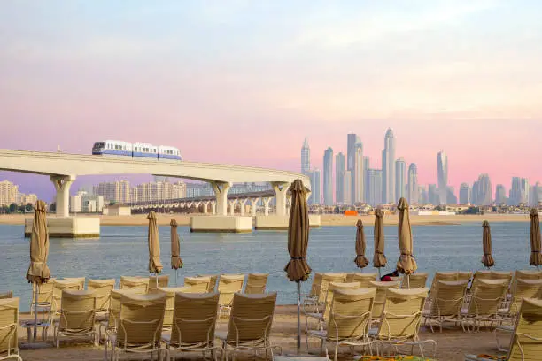 The monorail on the artificial island of palm Jumeirah was the first in the middle East. The line starts on the mainland and comes to the luxurious Atlantis hotel.