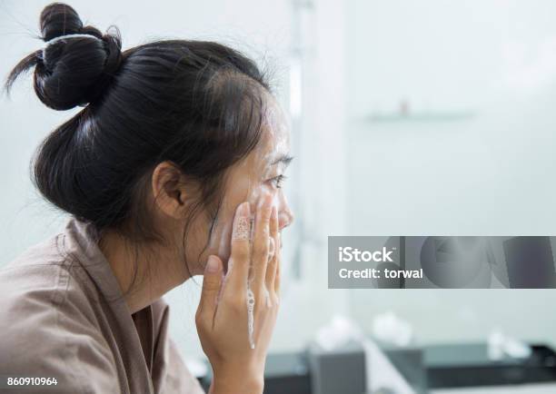 Photo libre de droit de Les Femmes Asiatiques Sont Lavées Avec Mousse À La Salle De Bain banque d'images et plus d'images libres de droit de Exfoliation