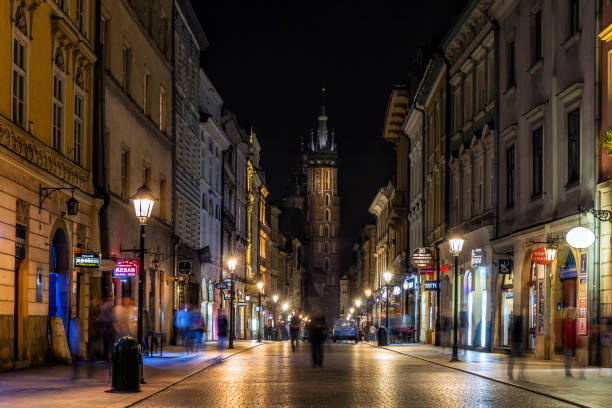 calle de san florián en cracovia ciudad por la noche, polonia - florianska street fotografías e imágenes de stock