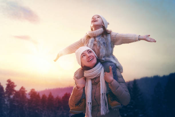 sezon rodzinny i zimowy - winter family child snow zdjęcia i obrazy z banku zdjęć