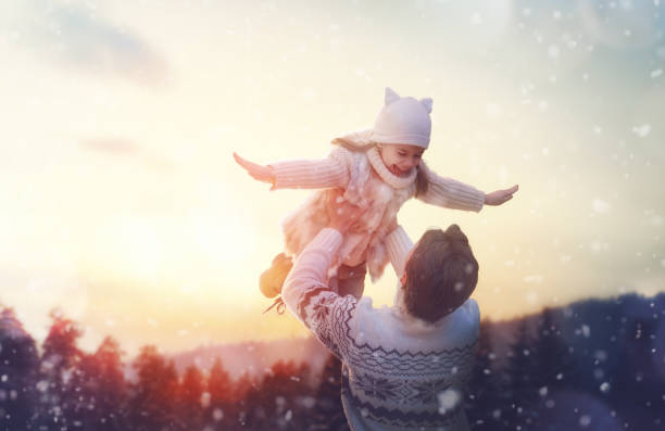 sezon rodzinny i zimowy - winter family child snow zdjęcia i obrazy z banku zdjęć