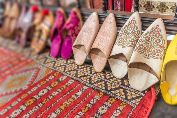 arabische hausschuhe - craft market morocco shoe stock-fotos und bilder