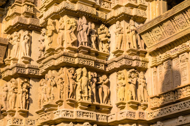 temple de lacroix dans le groupe occidental kharjuraho de temples sur une journée ensoleillée - sculpture khajuraho india indian culture photos et images de collection